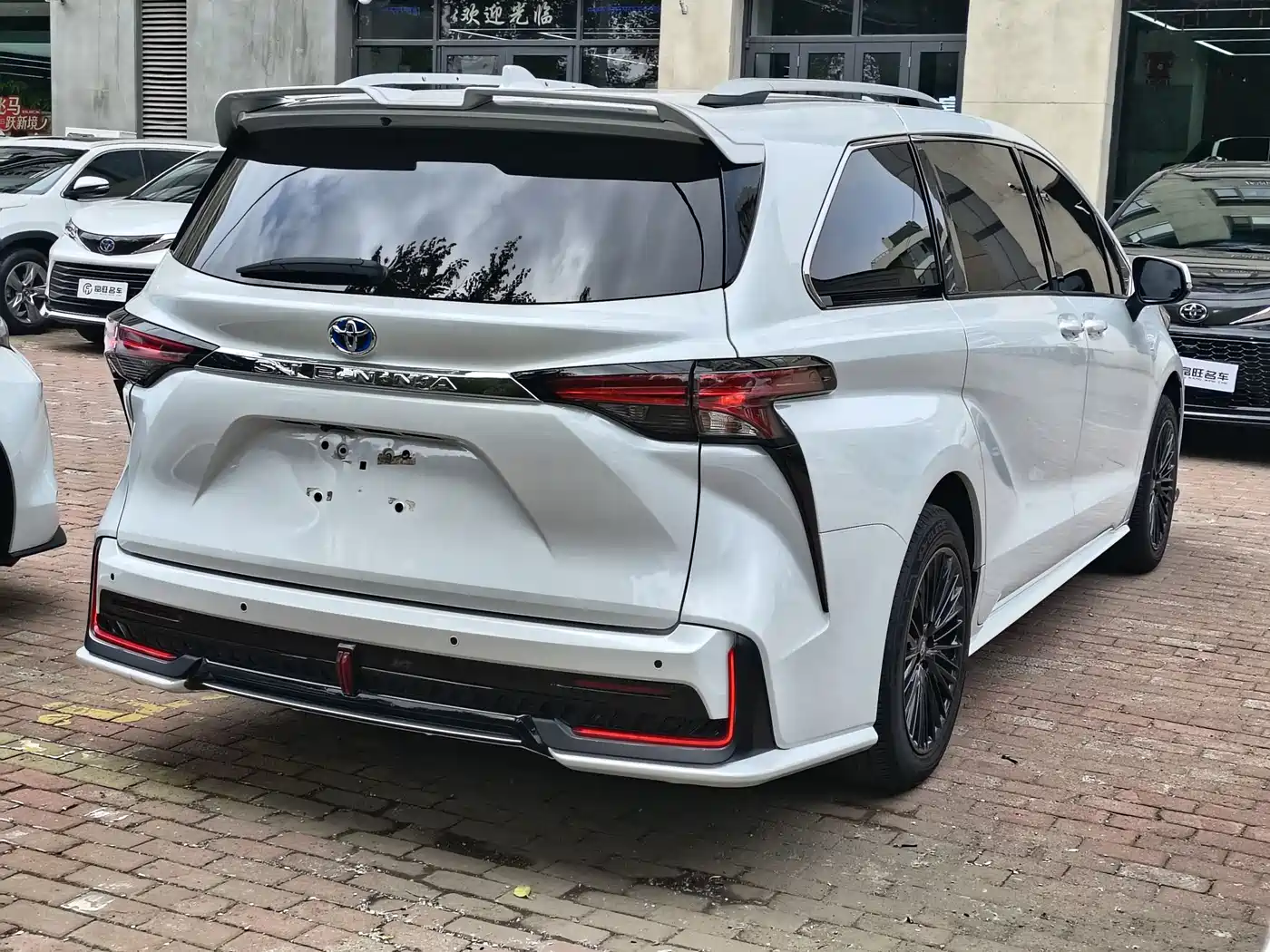 Toyota Sienna 2023 2.5L Hybrid Comfort Edition фото 4
