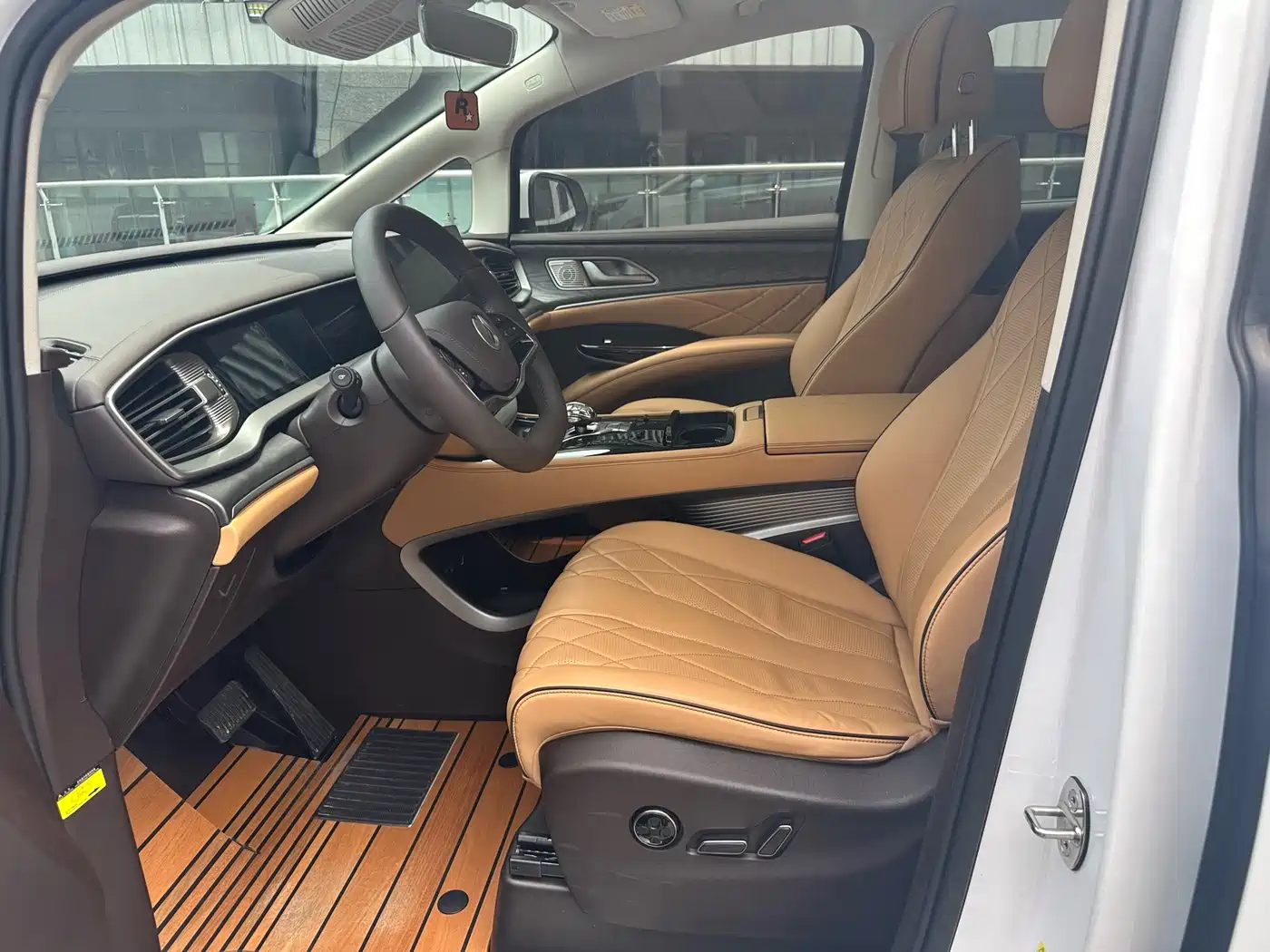 Denza D9 2024 EV 600 AWD Premium фото 7