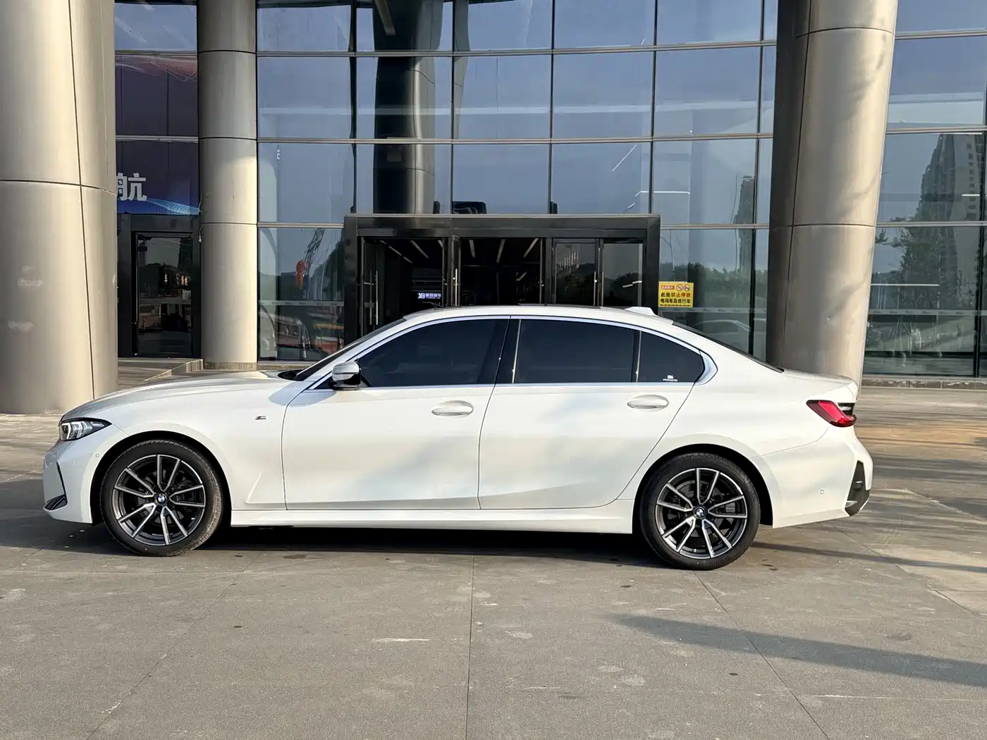 BMW 3 Series 2023 325Li M Sport Black Night Package фото 7