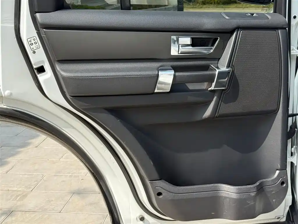 Land Rover Discovery 2015 3.0 SDV6 HSE Diesel фото 10