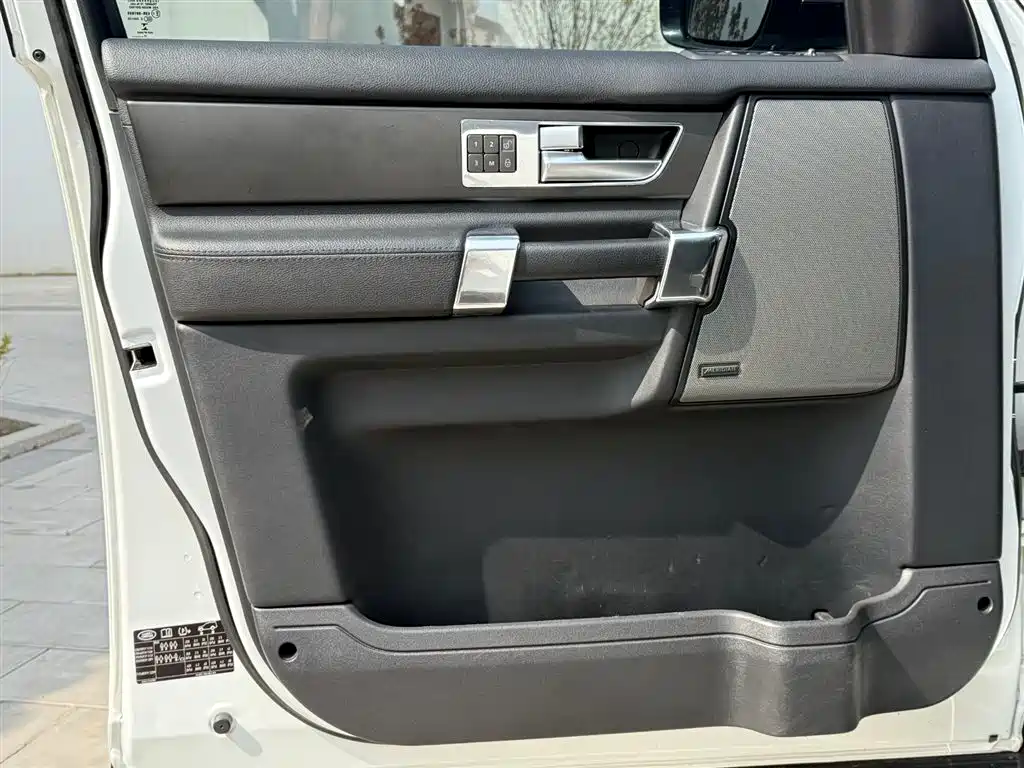 Land Rover Discovery 2015 3.0 SDV6 HSE Diesel фото 8