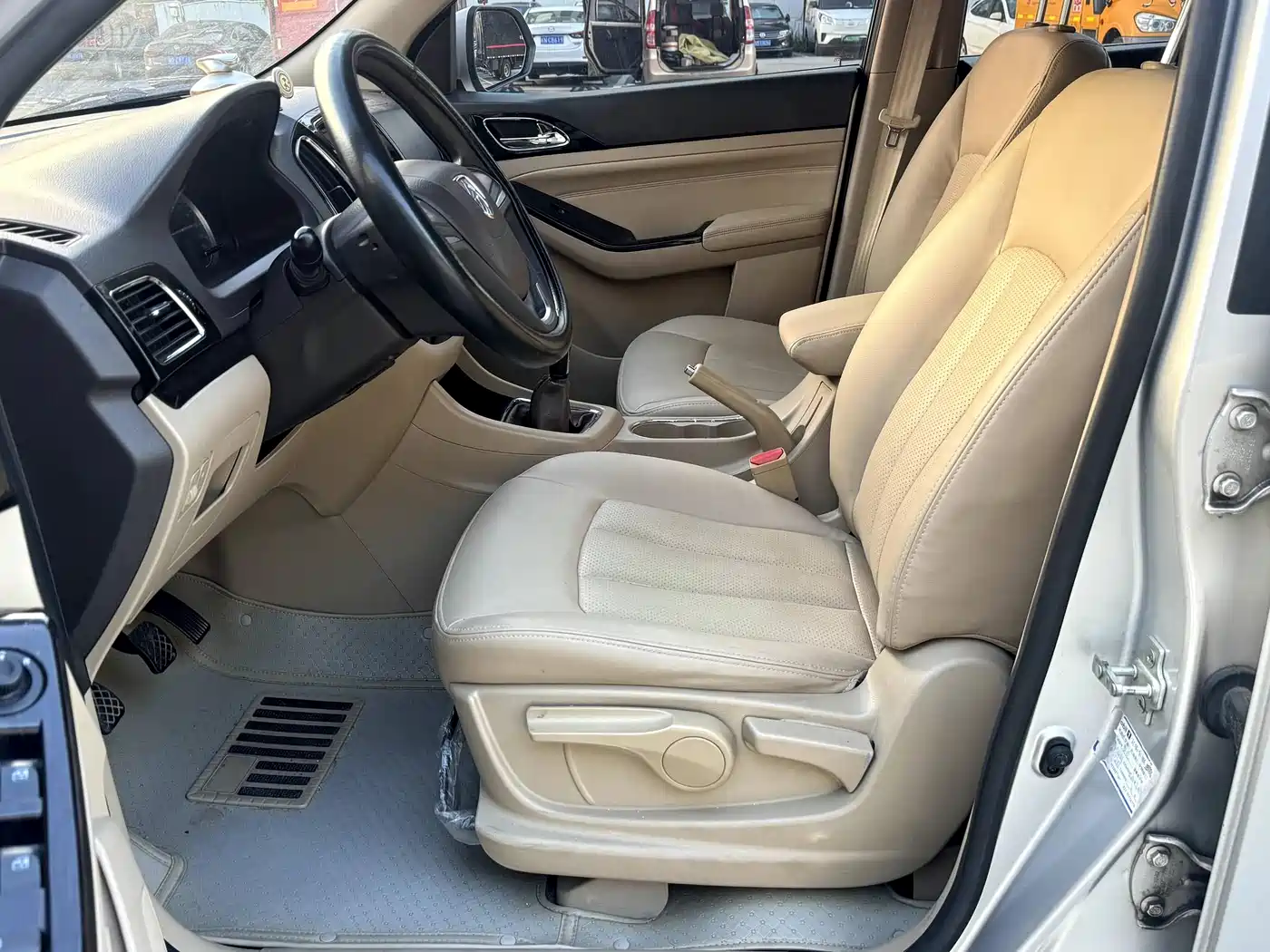 Baojun 730 2015 2014 1.5L Manual Comfort 7-seater