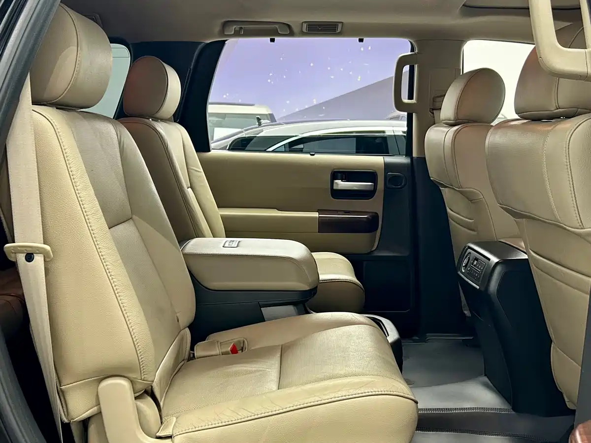 Toyota Sequoia 2010 5.7 Platinum Edition фото 11