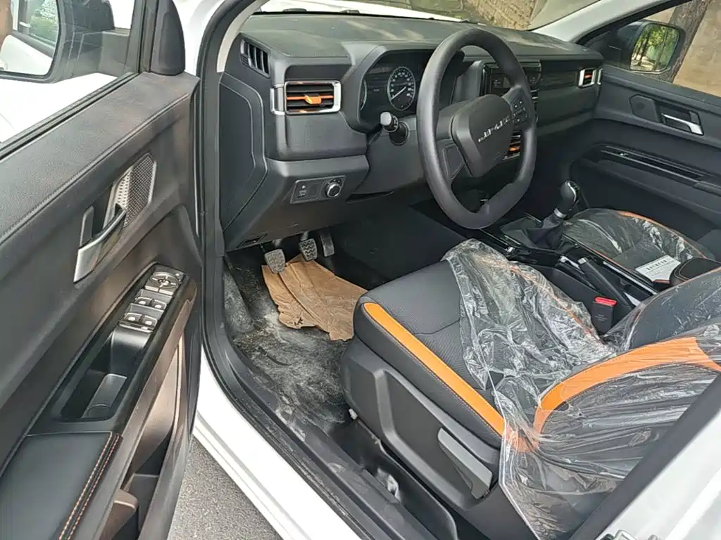 Jiangling Baodian 2025 2025 Model 2.5T Manual Diesel 4WD Long Wheelbase Flatbed