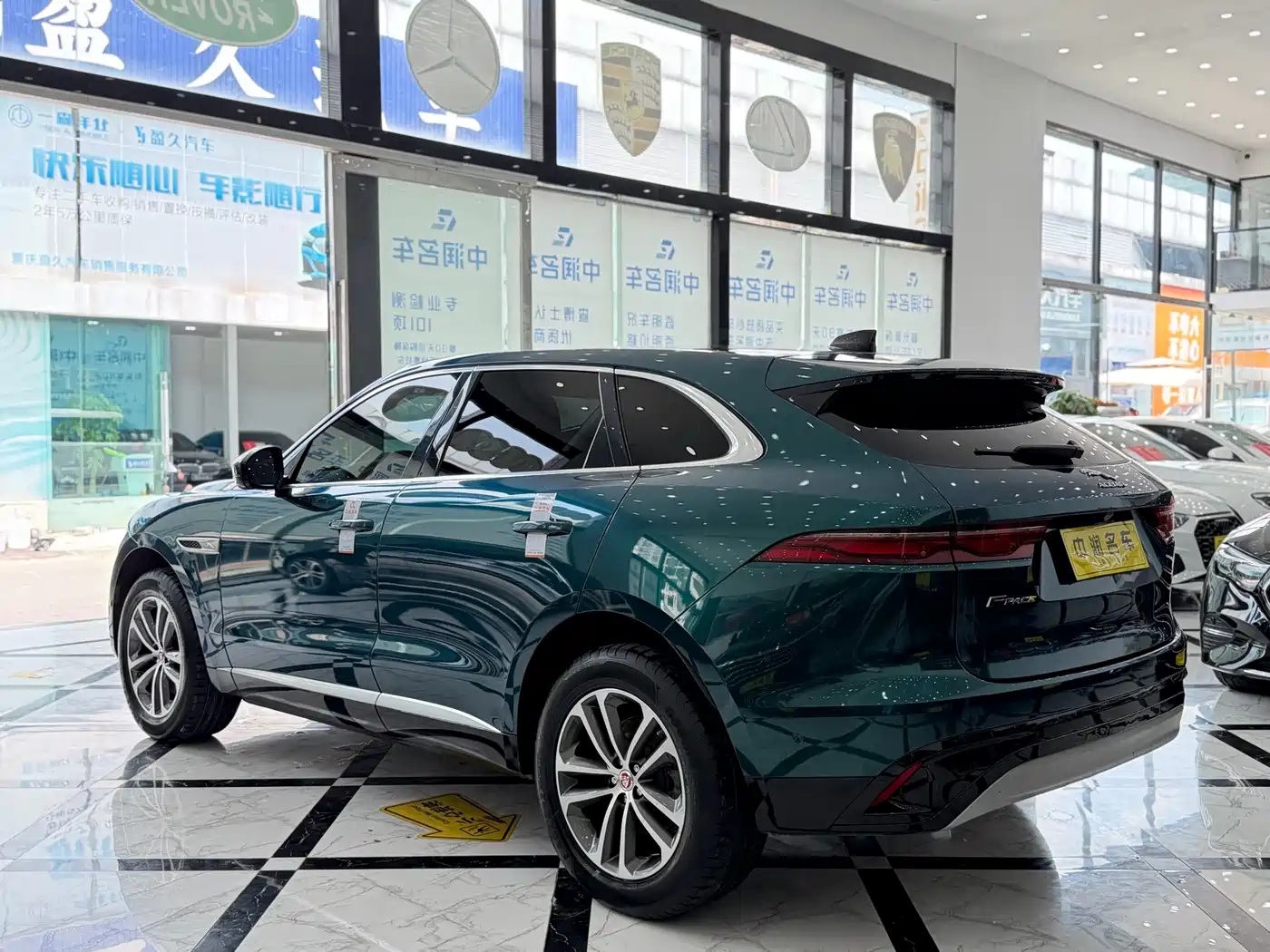 Jaguar F-PACE 2021 250PS фото 13