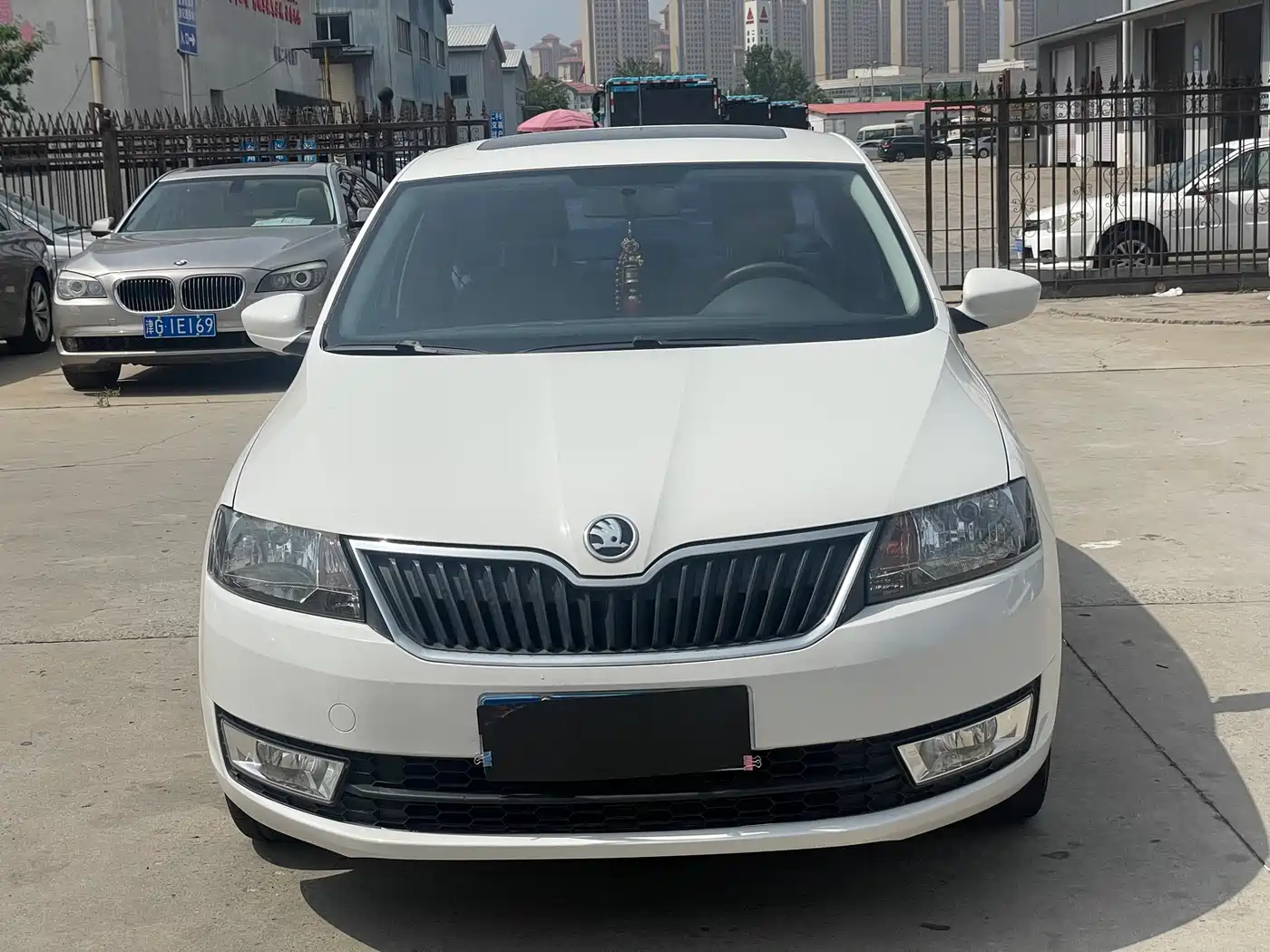 Škoda Rapid 2015 1.6L Manual Smart Selection фото 2