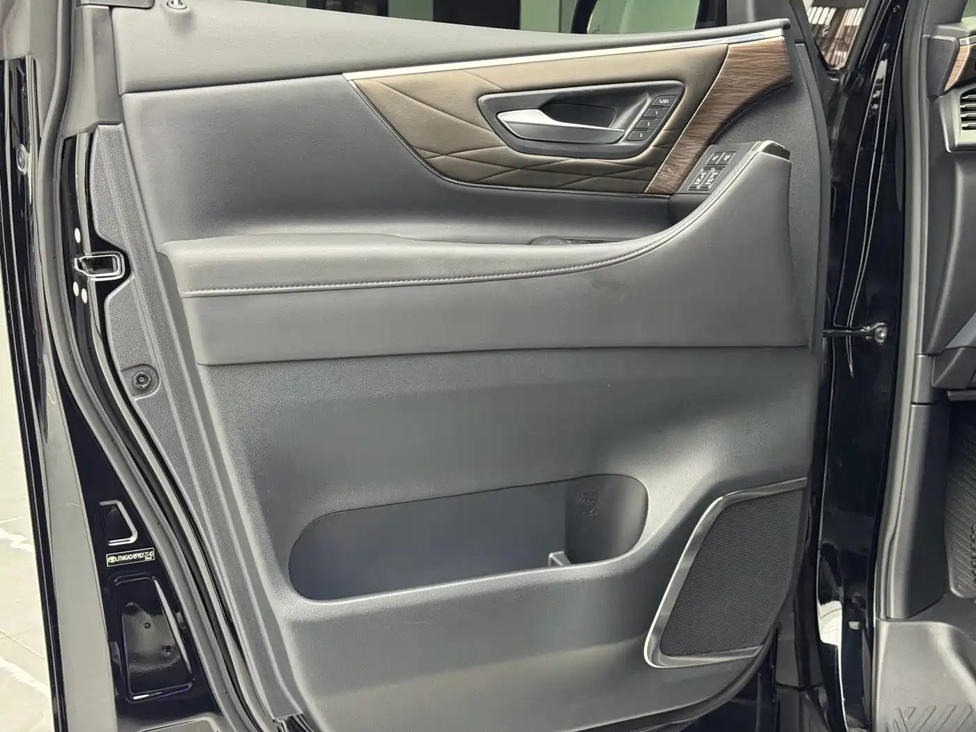 Toyota Vellfire 2024 Crown Hybrid 2.5L Executive Premium Edition фото 7