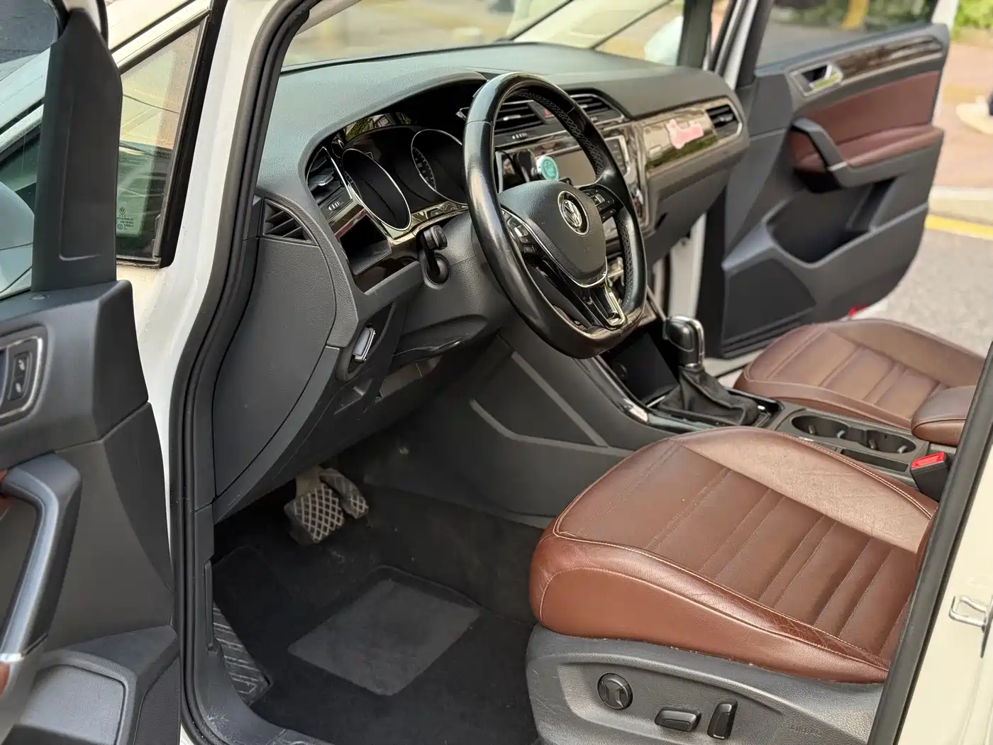 Volkswagen Touran 2016 Touran L 280TSI DSG Luxury фото 4