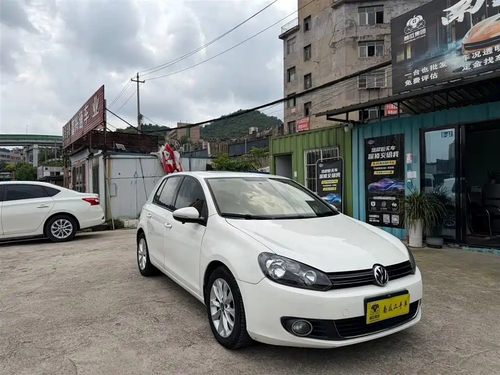 Volkswagen Golf 2012 1.6 Automatic Luxury Edition фото 3