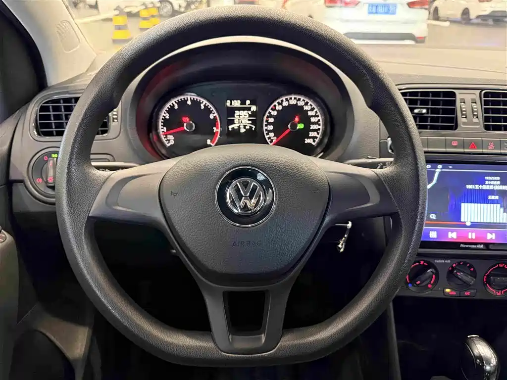 Фото 23 - Volkswagen Polo