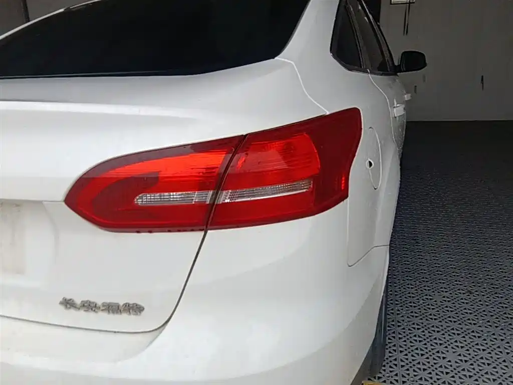 Фото 8 - Ford Focus
