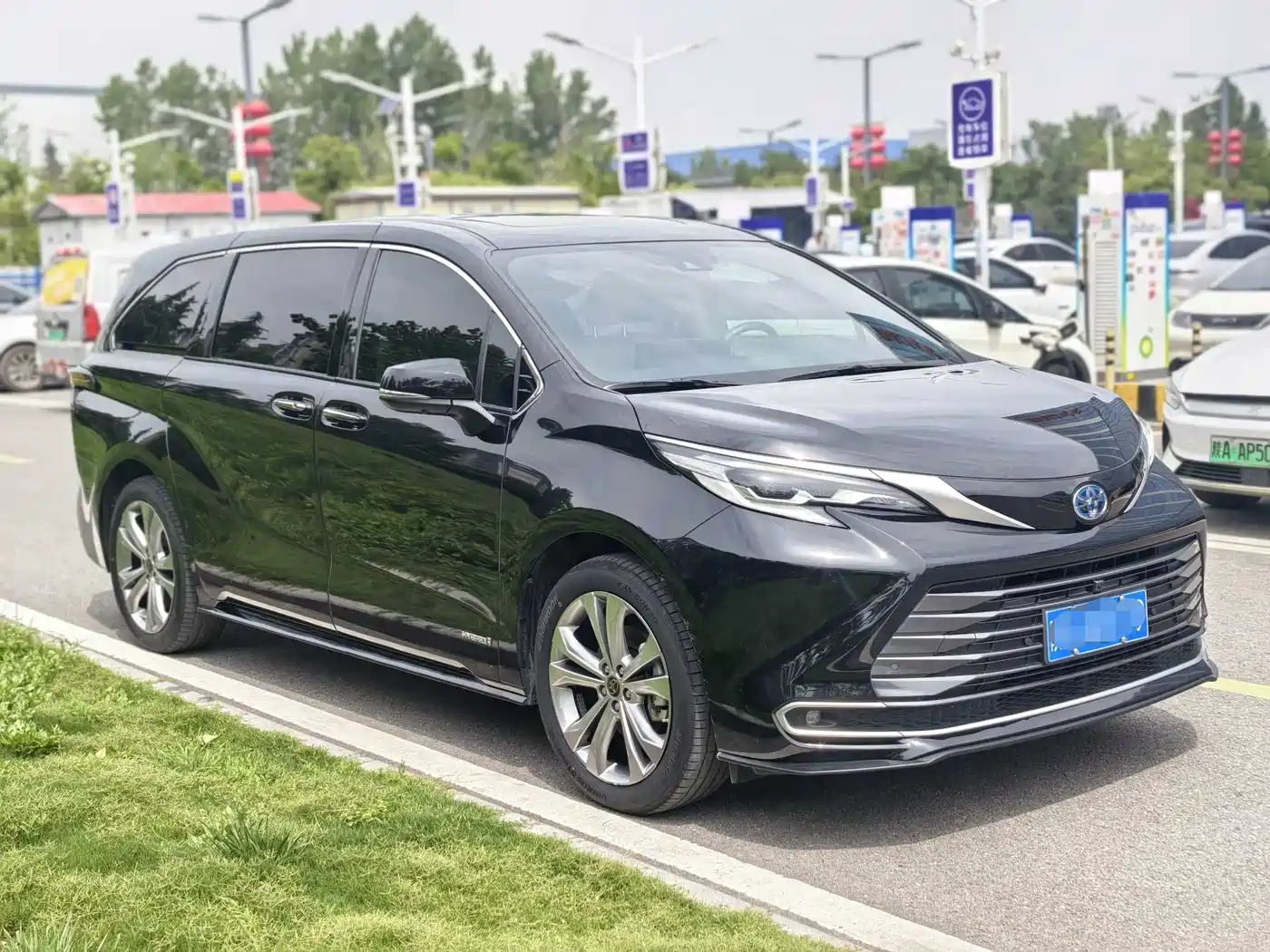 Toyota Sienna 2023 2.5L Hybrid Premium Edition фото 2
