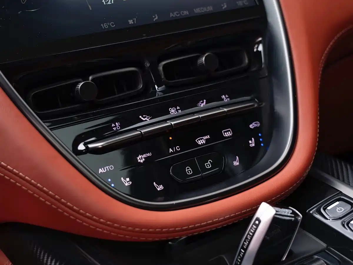 Aston Martin DBX 2023 2022 4.0T V8