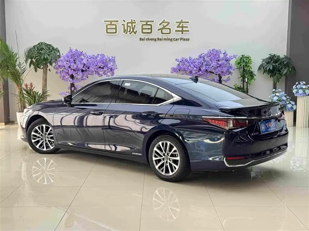 Фото 7 - Lexus ES