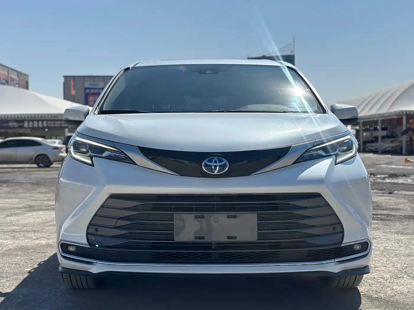 Toyota Sienna 2023 2.5L Hybrid Luxury Edition фото 2