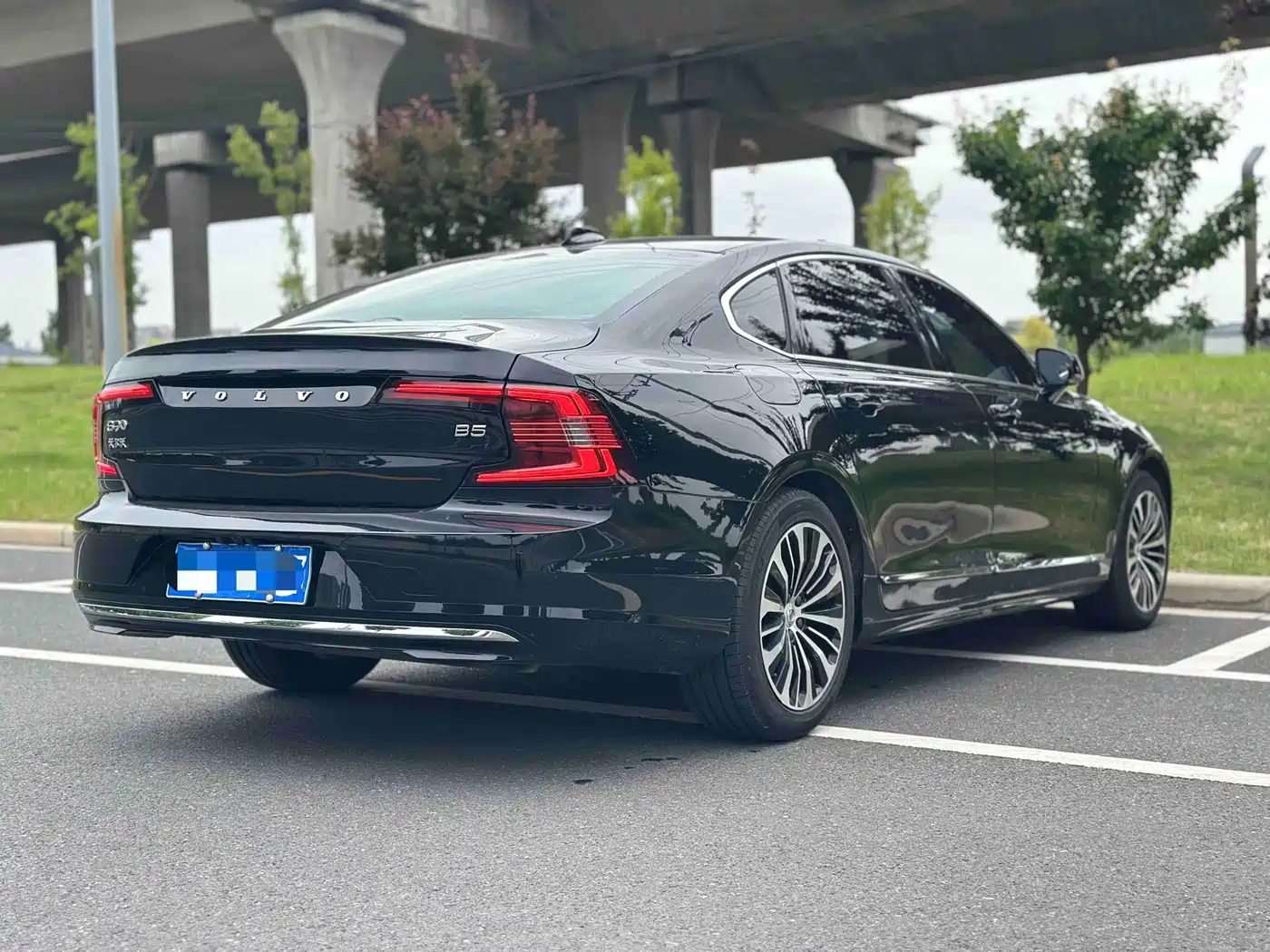 Volvo S90 2024 B5 Momentum Luxury Edition фото 11