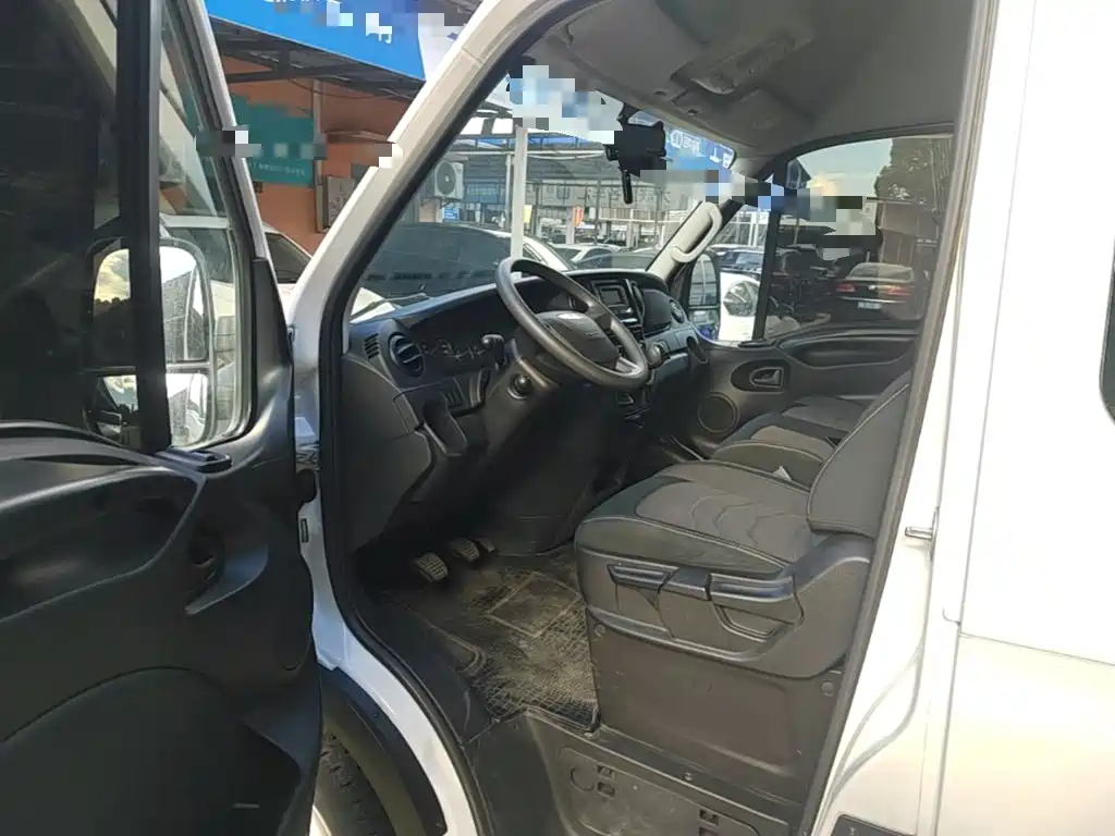 Iveco Daily 2022 2021 2.0T Manual Chaorui Long Wheelbase Short Overhang High Roof Manual Door F1A