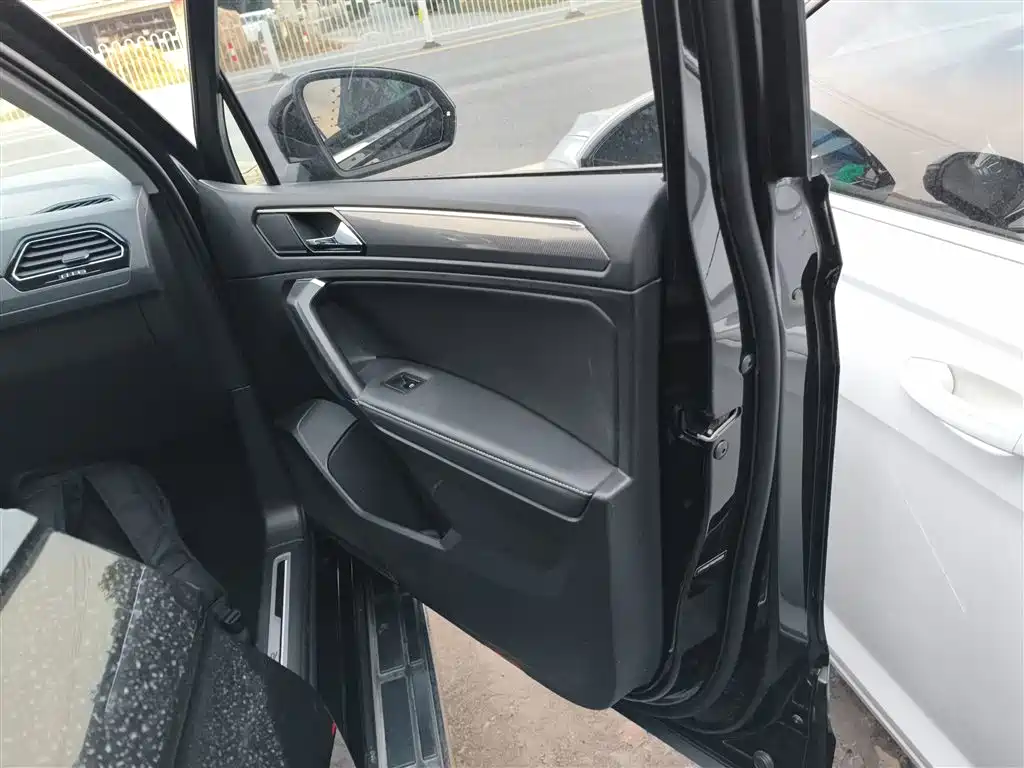 Volkswagen Tiguan L 2021 330TSI Automatic 2WD R-Line Premium фото 15