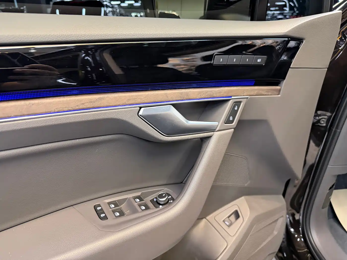 Volkswagen Touareg 2021 3.0TSI Sharp Edition with Gloss Black Sports Package фото 21