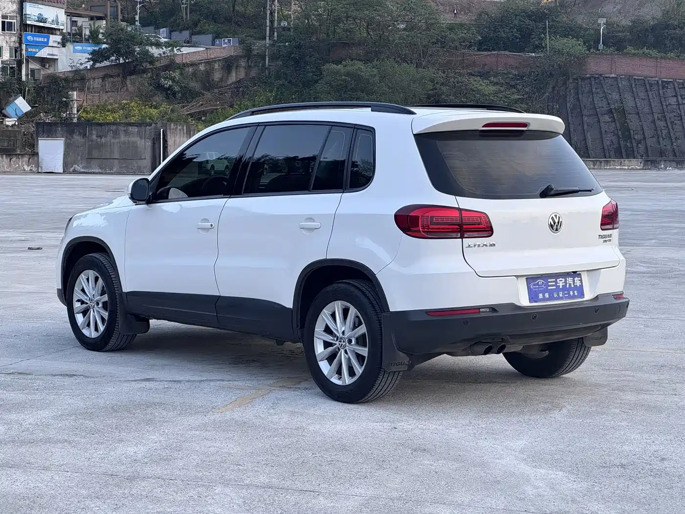 VOLKSWAGEN TIGUAN