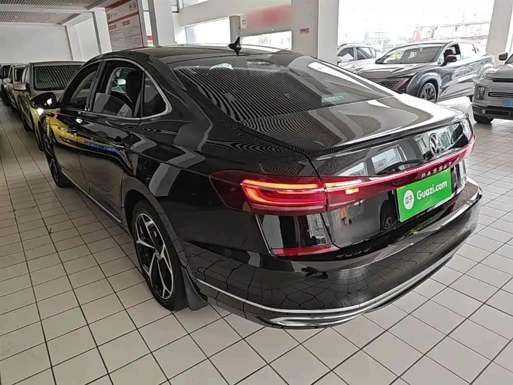 Volkswagen Passat 2023 Facelift 330TSI Starlight Luxury Edition фото 5