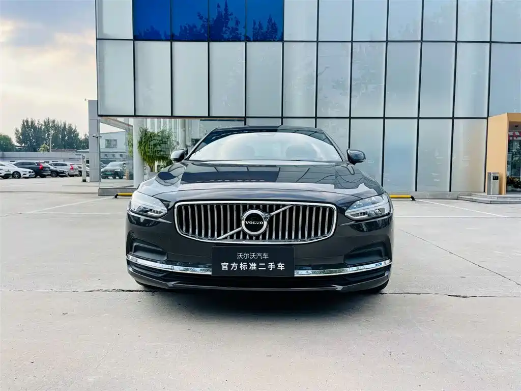 Volvo S90 2024 2024 B5 Momentum Luxury Edition