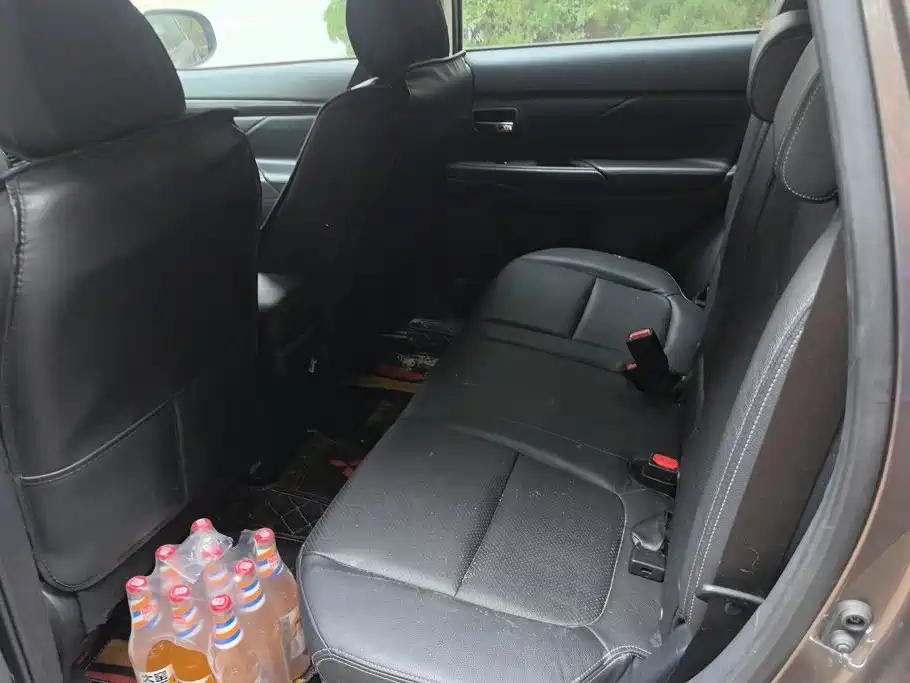 MITSUBISHI OUTLANDER