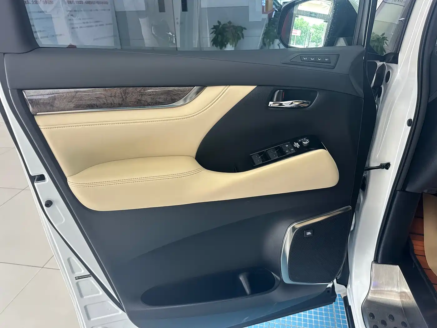 Toyota Alphard 2021 Hybrid 2.5L Premium фото 10