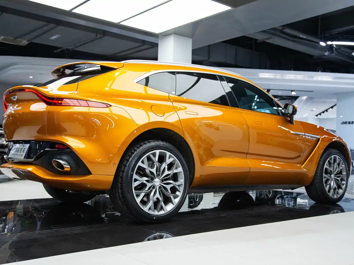 ASTON MARTIN DBX
