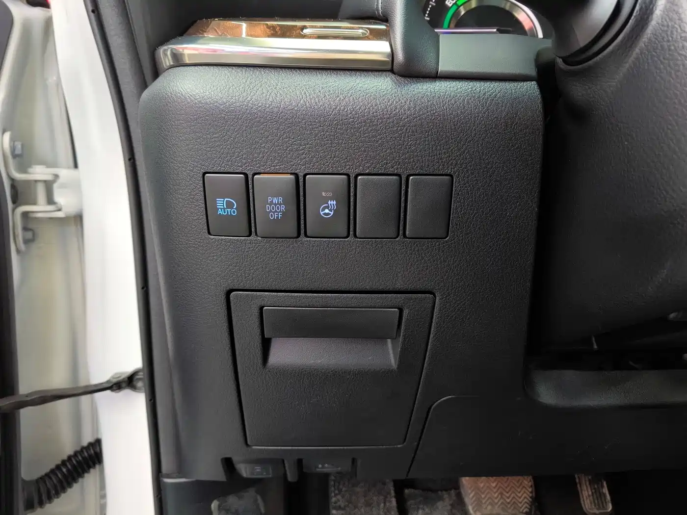Toyota Alphard 2019 Hybrid 2.5L Luxury фото 27