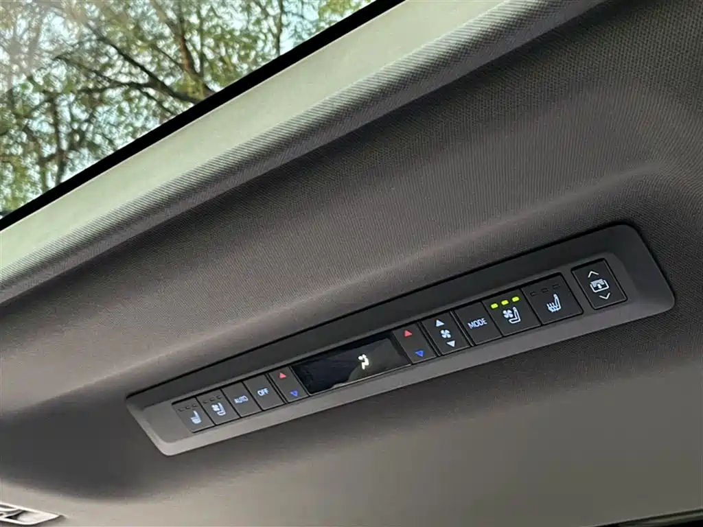 Toyota Granvia 2022 2.5L Hybrid Noble Edition фото 14
