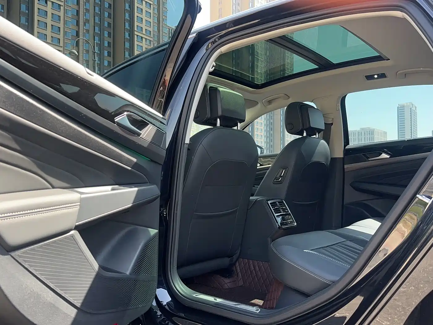Volkswagen Passat 2023 330TSI Starlight Luxury Edition фото 19