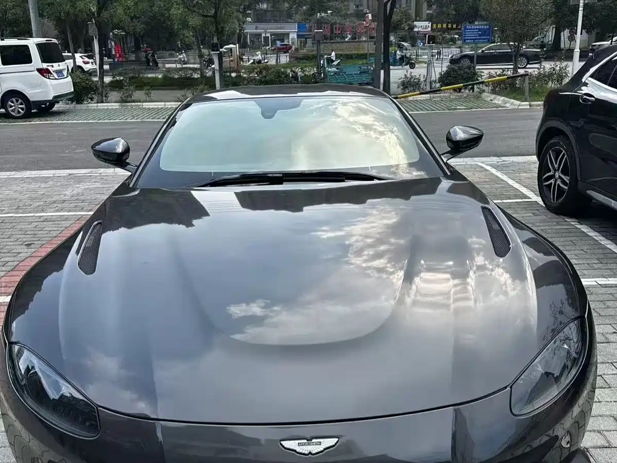 ASTON MARTIN V8 VANTAGE