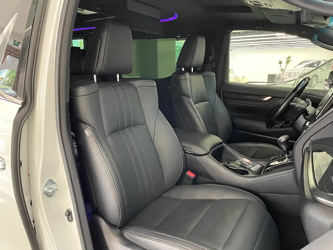 Lexus LM 2020 300h Seven-Seater Elegance Edition фото 20