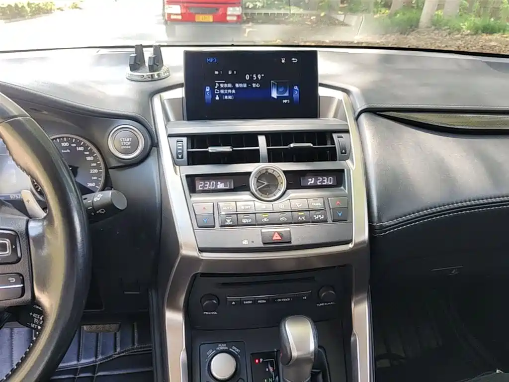 Lexus NX 2015 200t AWD F Sport фото 13