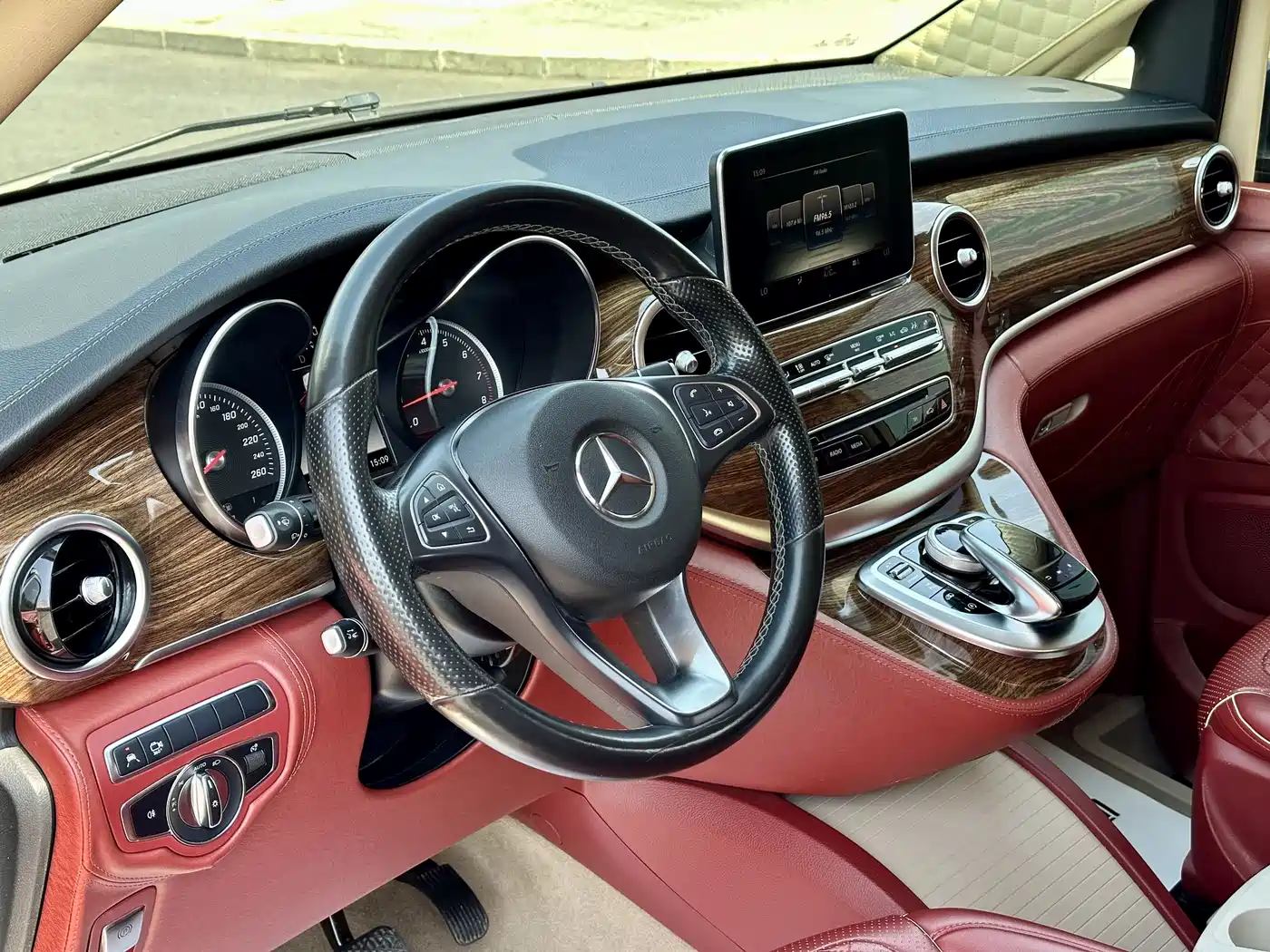 Mercedes-Benz V-Class 2017 Model V 260 L Premium Extended Edition фото 11
