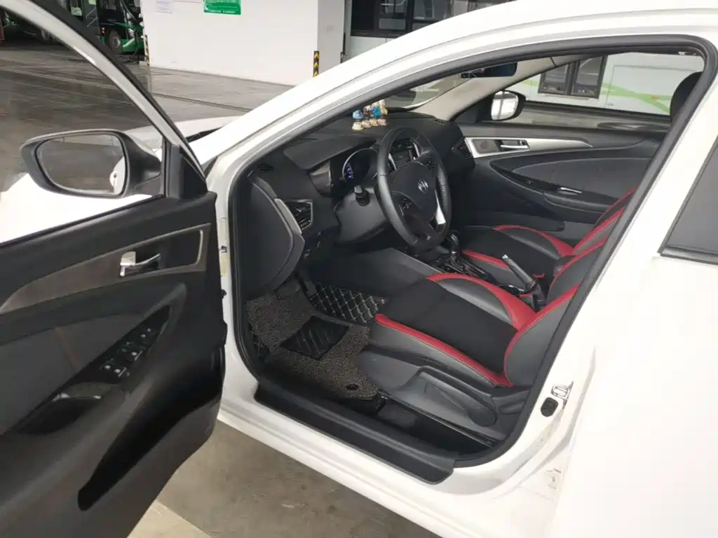 Фото 12 - Changan Eado XT