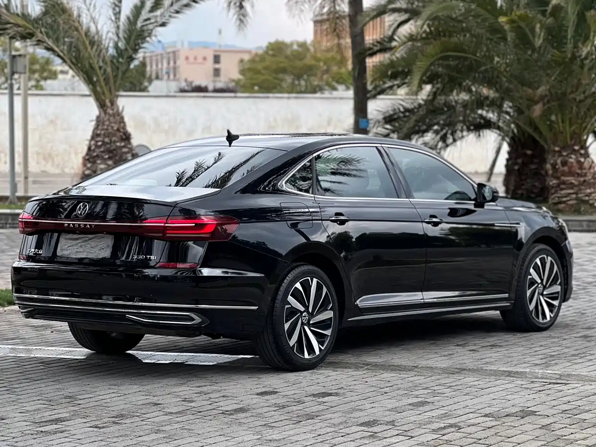 Volkswagen Passat 2022 330TSI Starlight Luxury Edition фото 7