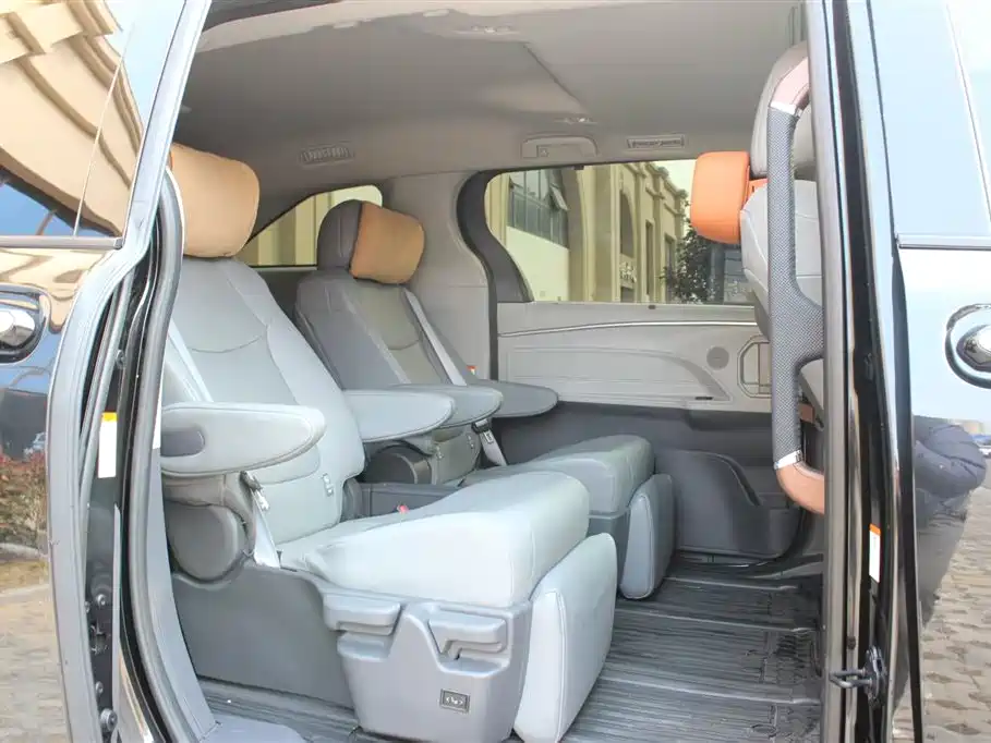 Toyota Granvia 2024 2.5L Hybrid Comfort фото 15