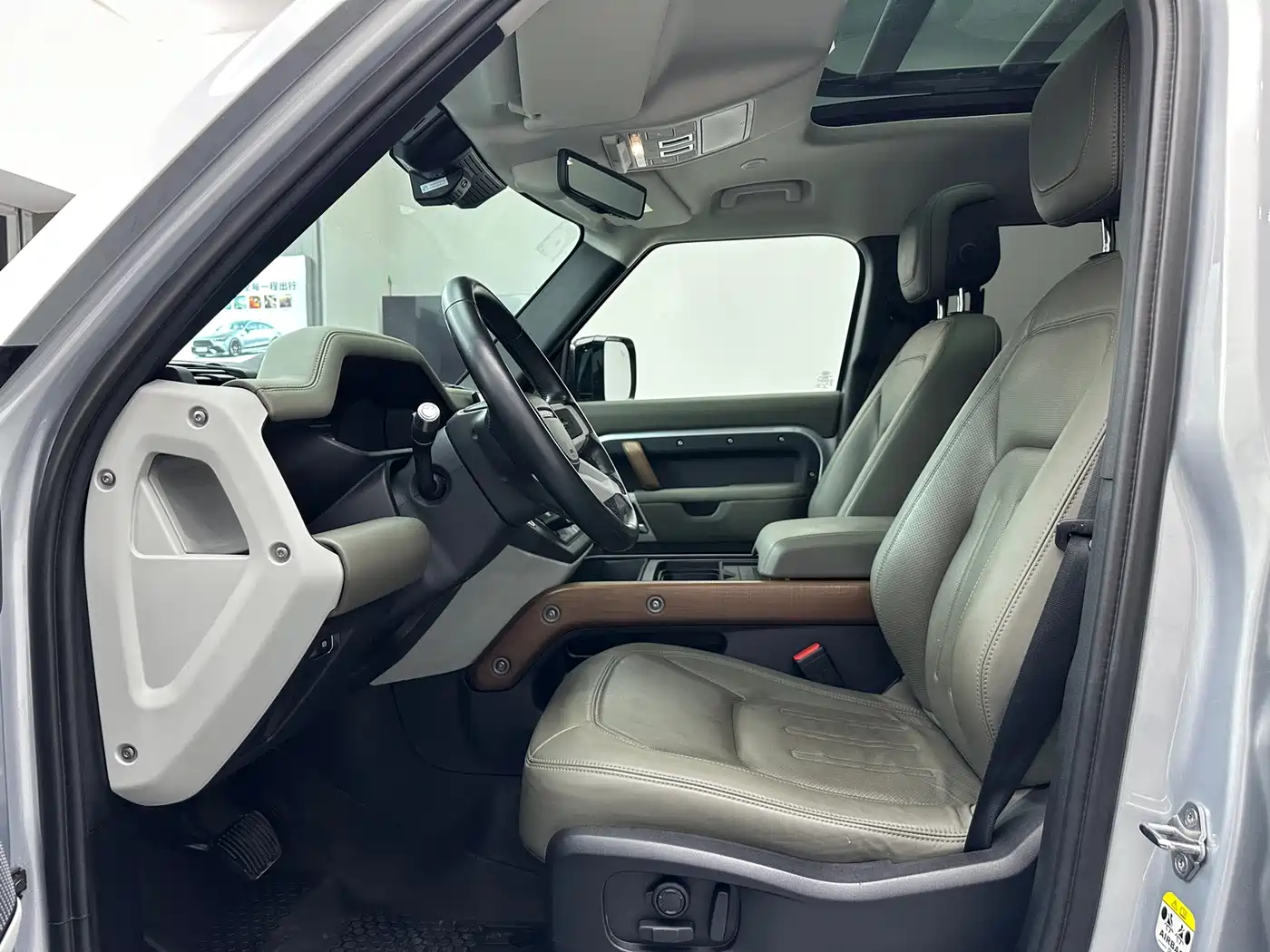 Land Rover Defender 2022 110 P400 Dark Special Edition фото 9