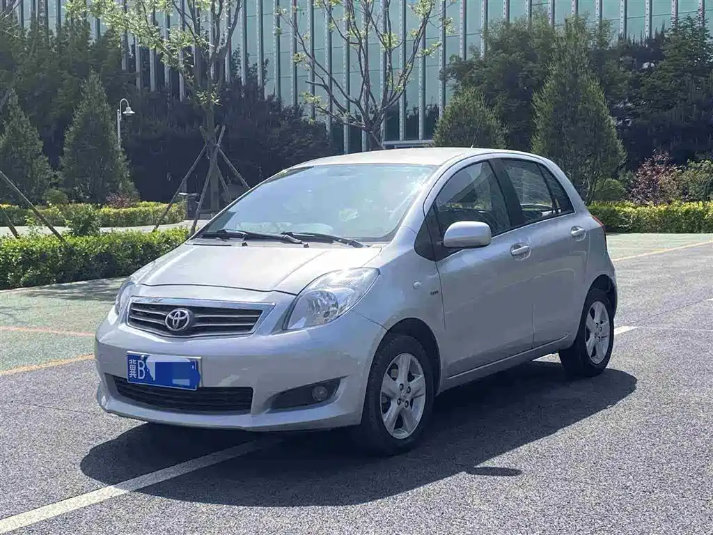 Toyota Yaris 2011 1.6GS Auto Sharp Edition фото 3