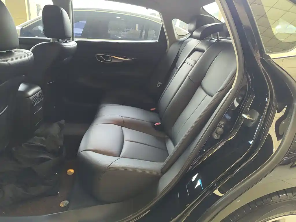 Photo 17 - Infiniti Q70