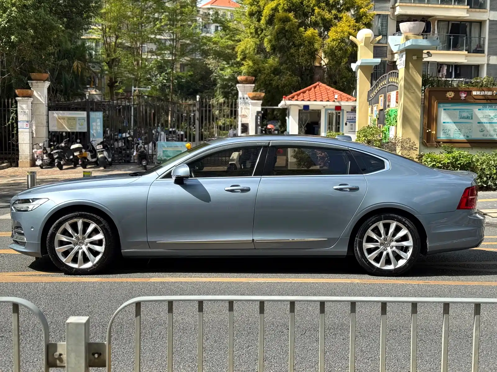 صورة 16 - Volvo S90
