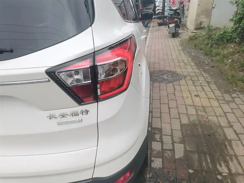 Фото 8 - Ford Kuga
