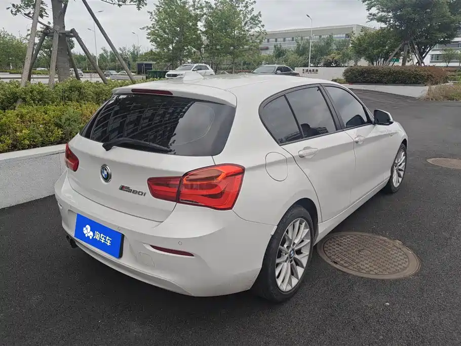 BMW 1 Series (Import) 2016 120i Leading Model фото 3