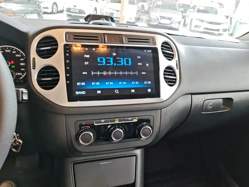 Volkswagen Tiguan 2015 1.8TSI Automatic 2WD Trendline фото 13