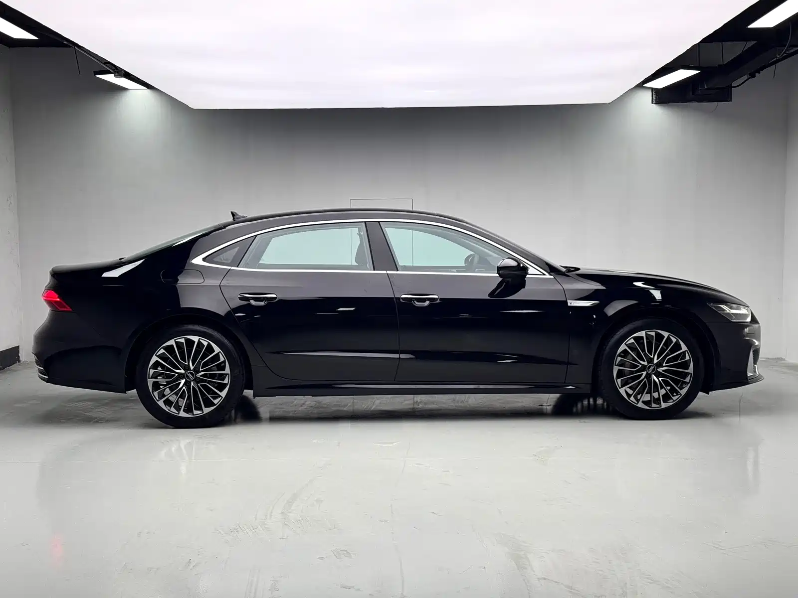 Фото 17 - Audi A7L