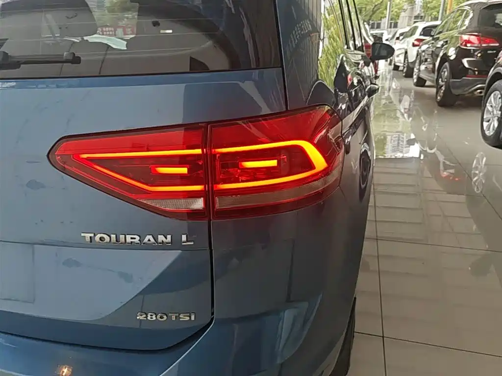 Volkswagen Touran 2018 Touran L 280TSI DSG Comfort 7-seater China V фото 8