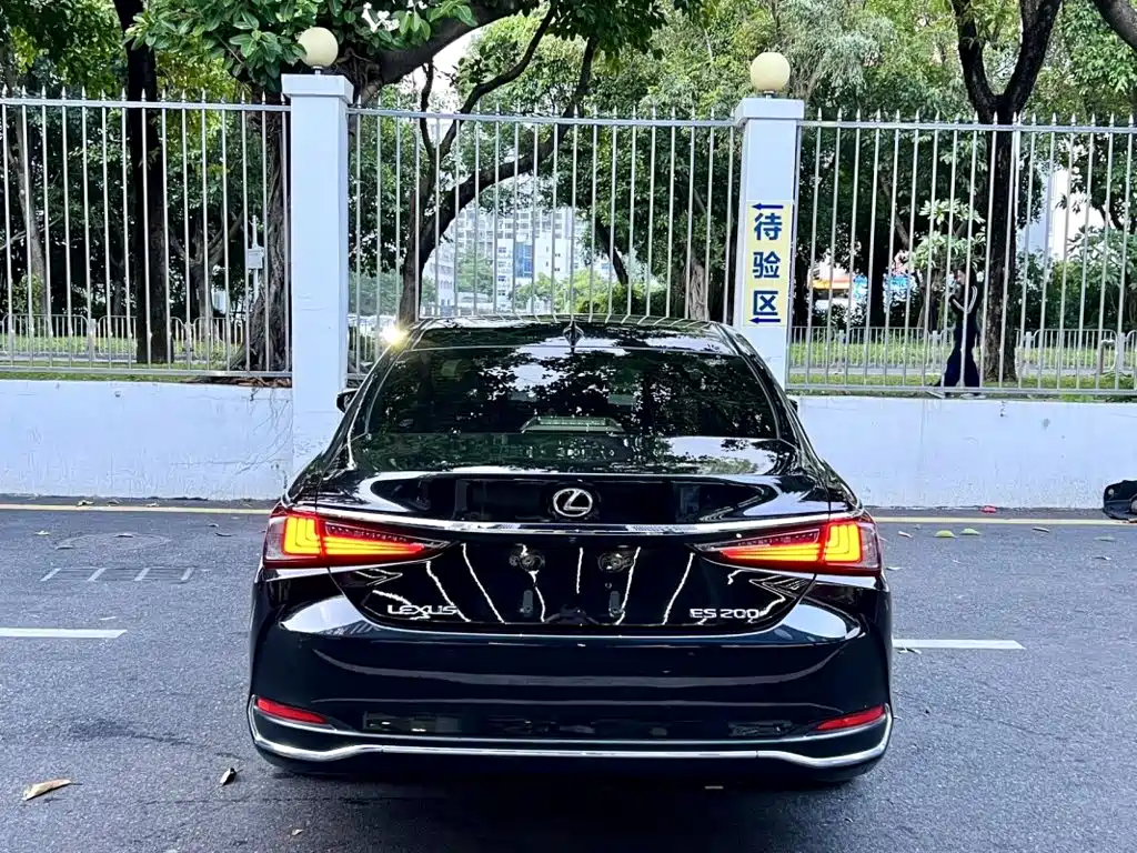Фото 9 - Lexus ES