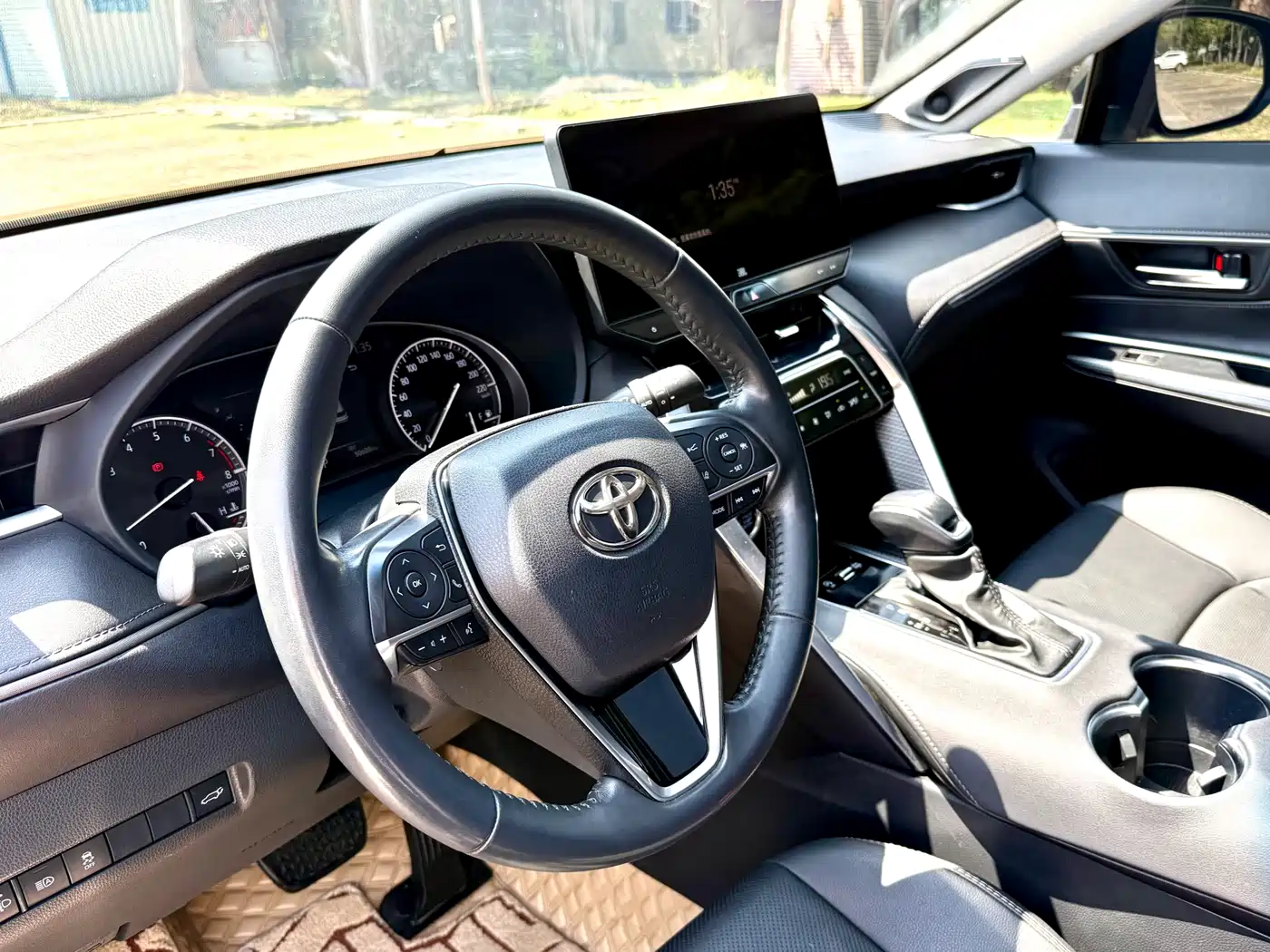Toyota Venza 2023 2.0L CVT FWD Premium фото 10
